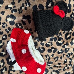 Disney Minnie Mouse Hat and Booties Set
